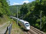 ICE 1608 von München nach Berlin durchfährt bald den Bahnhof Saalfeld (Saale), wo er von der <a href= https://www.youtube.com/watch?v=DqaBPmjaGNA >Frankenwaldbahn</a> auf die Saalbahn wechselt. (31.07.2010)